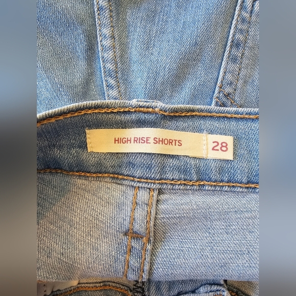 Levi's Women's Size 28 High Rise Shorts Denim Raw Hem Light Wash Summer Festival - Picture 4 of 9